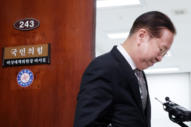 국민의힘 권영세 비상대책위원장이 26일 서울 여의도 국회에서 더불어민주당 이재명 대표의 공직선거법 위반 항소심 무죄 선고와 관련해 입장을 밝힌 뒤 굳은 표정을 짓고 있다. 연합뉴스