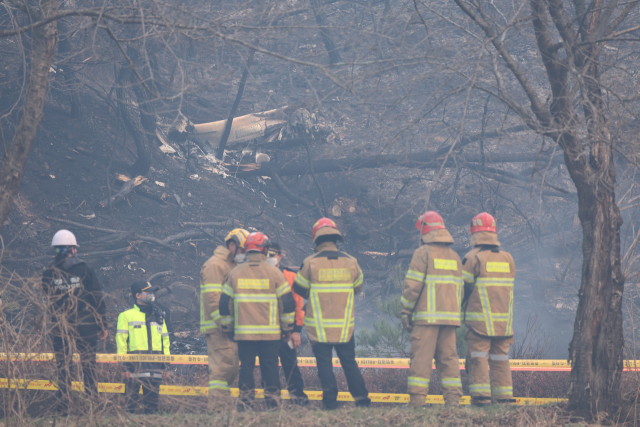 26일 오후 경북 의성군 신평면 교안리 야산에 산불 진화용 헬기가 추락해 있다. 연합뉴스
