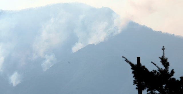 경남 산청군 지역 산불 발생 엿새째인 26일 산청군 시천면 구곡산과 지리산국립공원 경계 지역에서 연기가 피어오르고 있다. 연합뉴스