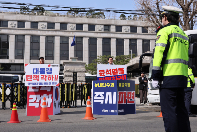 윤석열 대통령 탄핵심판이 헌법재판소의 선고만을 남겨둔 가운데 26일 서울 종로구 헌법재판소 앞에서 여야 의원들이 탄핵찬반 1인 시위를 벌이고 있다.. 연합뉴스