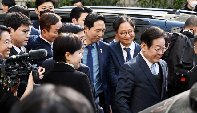 더불어민주당 이재명 대표가 26일 서울 서초구 서울고등법원에서 열린 공직선거법 위반 항소심에서 무죄를 선고받은 뒤 법정을 나서고 있다. 연합뉴스