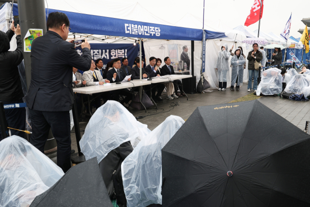 27일 서울 종로구 광화문 천막당사에서 더불어민주당 정책조정회의가 열리고 있다. 연합뉴스