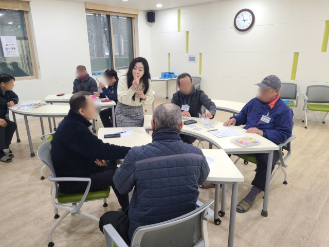부산시노인복지관이 지난해 마련한 실버 이미지메이킹 프로그램에서 최효련 강사가 MBTI 테스트를 활용해 참가자들의 유형별 특징 등을 알아보는 시간을 갖고 있다. 최효련 강사 제공