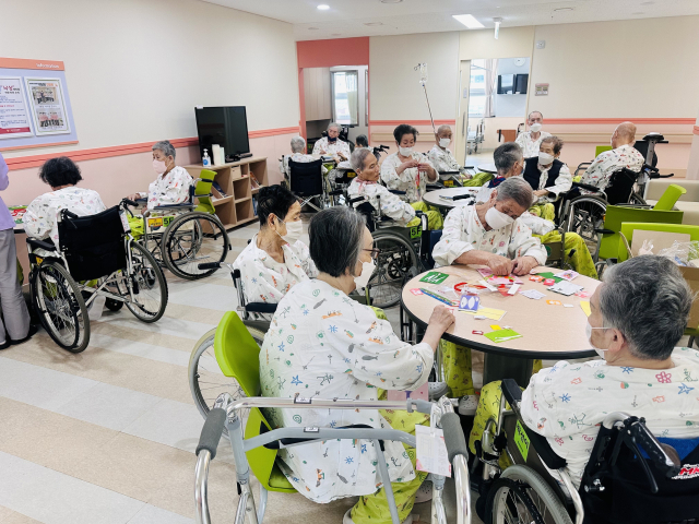 좋은애인요양병원은 8년 연속 적정성 평가 1등급을 획득하며 독보적인 서비스를 자랑한다. 병원에서 운영 중인 치료 프로그램과 의료진 모습. 좋은애인요양병원 제공