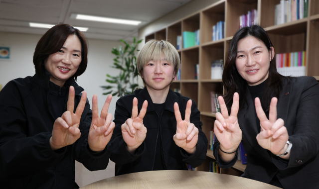 2024-2025 여자프로농구에서 창단 첫 우승을 차지한 부산 BNK 썸 농구단의 박정은 감독과 MVP 안혜지 선수, 이종애 코치(오른쪽부터)가 V2를 기원하는 V자를 만들어 보이고 있다. 정종회 기자 jjh@