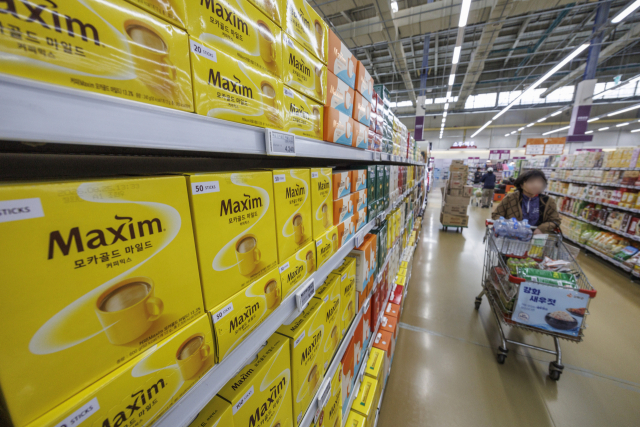 소비자물가가 석 달 연속 2%대 오름세를 나타낸 것으로 조사된 2일 서울 서초구 농협 하나로마트 양재점에 커피가 진열돼 있다. 통계청이 최근 발표한 3월 가공식품 물가 상승률은 3.6%로 1년 3개월 만에 최대치를 기록했다. 연합뉴스