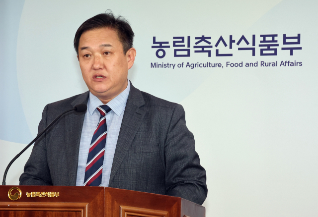 농림축산식품부 전한영 대변인이 2일 정부세종청사 농식품부 기자실에서 농식품 물가동향 및 대응계획을 설명하고 있다. 연합뉴스