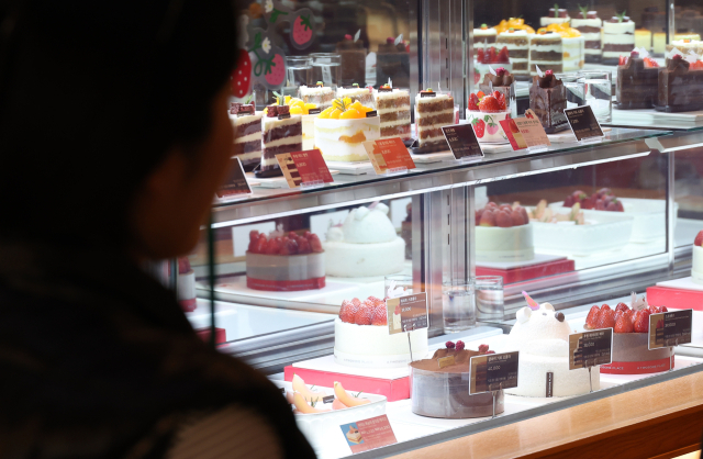 먹거리 물가가 치솟으면서 케이크 가격이 4만 원에 육박할 정도로 높아졌다. 투썸플레이스는 지난 26일부터 커피와 음료, 케이크 가격을 올렸다. 사진은 지난달 31일 서울 시내 한 투썸플레이스 매장에 케이크가 진열돼 있는 모습. 연합뉴스