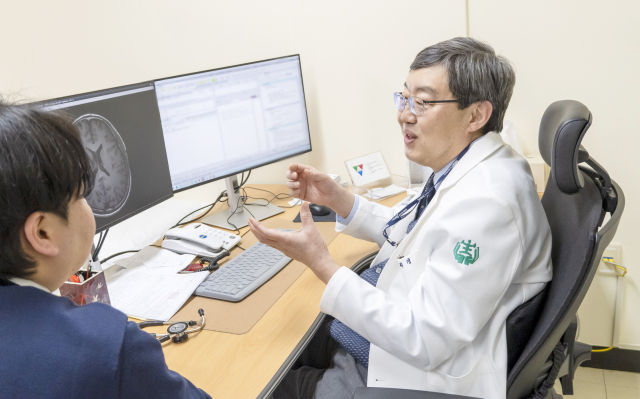 뇌전증을 진단하기 위해선 뇌파, 뇌 MRI 검사와 함께 환자와 주변인으로부터의 병력 청취가 중요하다. 동래봉생병원 신경과 허경 의무이사의 상담 장면. 동래봉생병원 제공