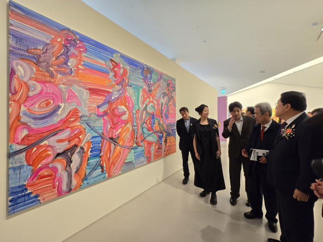 지난 1일 오아르미술관 개관식에서 에가미 에츠(왼쪽에서 두 번째) 작가가 관람객에게 자신의 작품에 대해 설명하고 있다. 오아르미술관 제공