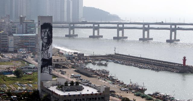 한때 부산의 상징이었던 민락동 수변공원 옆 주차타워의 늙은 어부 그래피티 모습. 지금은 그래피티가 사라졌지만 저 모습을 기억하는 이들은 '노인과 바다' 도시 부산을 상징하는 것 같다는 자조섞인 푸념을 하기도 했다. 부산일보DB