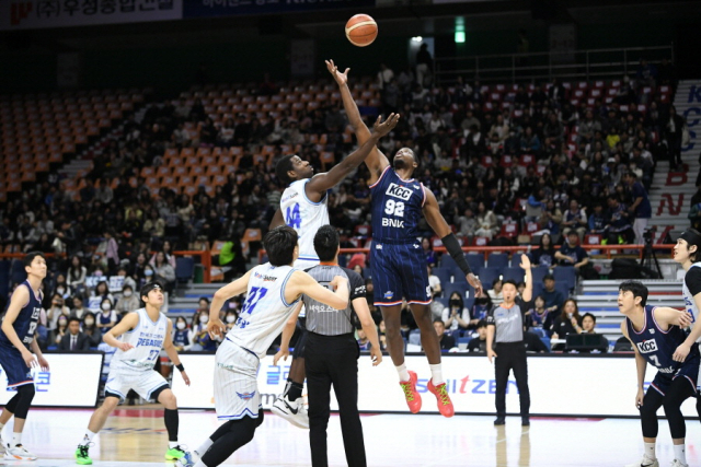 부산 KCC 캐디 라렌(92번)이 지난달 28일 대구 한국가스공사전에서 점프볼 다툼을 벌이고 있다. 부산 KCC 제공