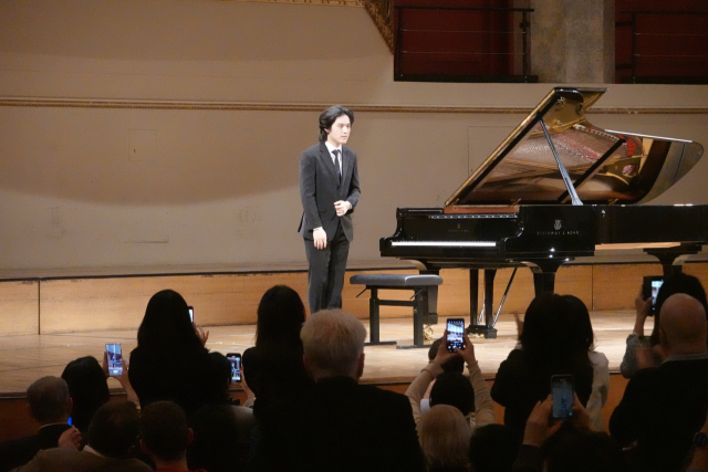 빈 콘체르트하우스 공연을 마친 뒤 커튼콜에 화답하는 피아니스트 임윤찬. 이상훈 제공
