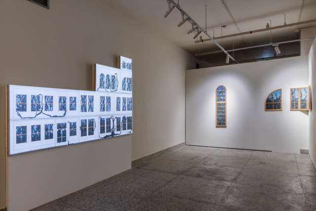 김유리의 '부산기상관측도 단면'(왼쪽) 등 전시장 모습. Ⓒ김유리 부산근현대역사관 금고미술관 제공