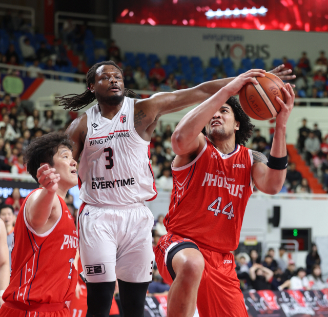 울산 현대모비스 프림(오른쪽)이 13일 울산 동천체육관에서 열린 2024-2025 KCC 프로농구 6강 플레이오프 1차전에서 안양 정관장 버튼의 수비를 피해 돌파하고 있다. 연합뉴스