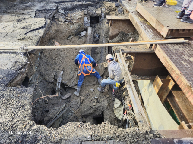 14일 오전 7시께 부산 사상구 감전동에서 지름 3m짜리 싱크홀이 발생했다. 사상구청 제공