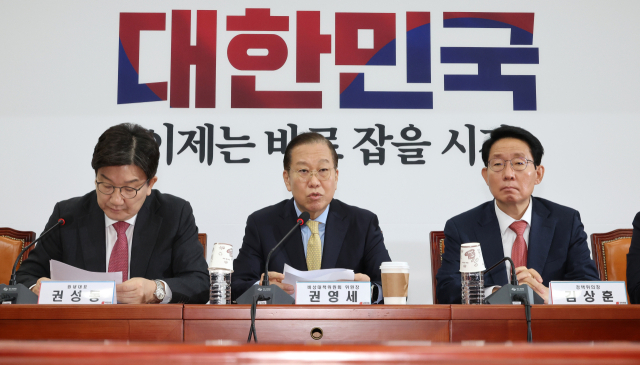 국민의힘 권영세 비상대책위원장(가운데)이 14일 국회에서 열린 비상대책위원회 회의에서 발언하고 있다. 연합뉴스