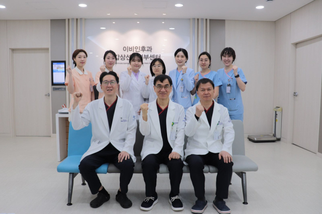 지난달 초 개소한 좋은강안병원 갑상선두경부센터 소속 직원들. 앞줄 왼쪽부터 홍종철 과장, 이병주 센터장, 김동욱 과장. 좋은강안병원 제공