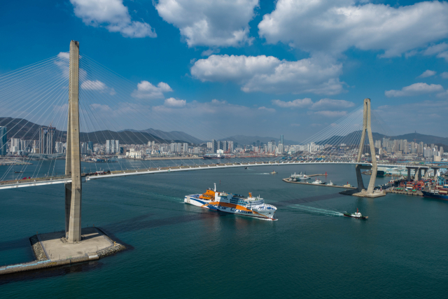 팬스타미라클호가 일본 오사카에서 부산으로 돌아오던 중 선박 결함 발견으로 지연 도착했다. 부산항대교를 지나는 팬스타미라클호. 부산일보DB