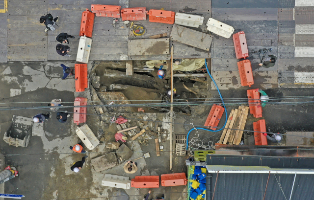 부산시의회 건설교통위원회가 지난 10일 부산 사상구 사상~하단선 새벽로 땅꺼짐 사고 현장을 찾아 특별 현장점검을 실시한 모습(위). 14일 오전 7시께 부산 사상구 감전동 새벽시장 맞은편 도로에서 지름 3m, 깊이 2m 싱크홀이 발생한 사진. 김종진 기자 kjj1761@