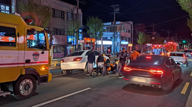 지난 14일 경남 김해시 외동에서 발생한 승용차와 킥보드 충돌 사고 현장. 독자 제공