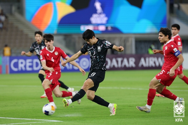 한국 17세 이하(U-17) 축구 대표팀의 박병찬이 15일(한국 시간) 사우디아라비아 제다에서 열린 타지키스탄과 8강전에서 슈팅을 시도하고 있다. KFA홈페이지