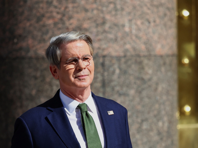 스콧 베선트 미국 재무장관이 “다음 주 한국과 무역 협상을 앞두고 있다”고 15일 밝혔다. 베선트 장관이 하비에르 밀레이 아르헨티나 대통령과 회담 직후 경제부 건물을 나서고 있다. 로이터연합뉴스