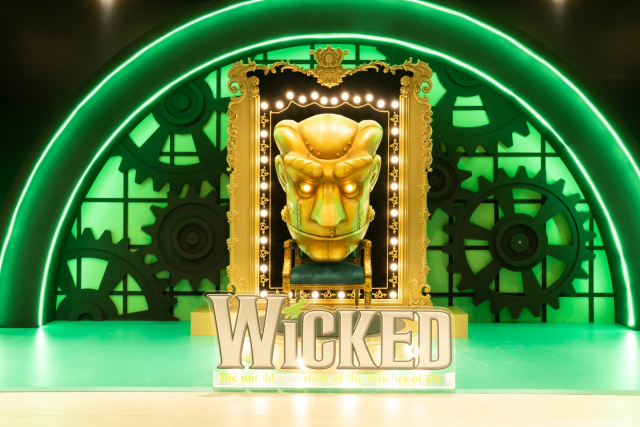 부산 남구 드림씨어터에서 15일 '알라딘', '위키드' 팝업 존인 ‘Magical Dream 2025 : 알라딘 & 위키드’가 첫 공개됐다. 사진은 '위키드' 공연 장면을 옮겨 놓은 ‘오즈헤드 팝업 존’ 모습. 드림씨어터 제공