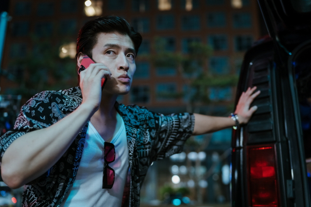 영화 ‘야당’에서 강하늘은 여지껏 보여준 적 없는 ‘양아치’ 연기를 선보였습니다. 플러스엠 엔터테인먼트, 하이브미디어코프 제공