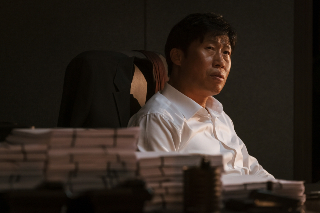 영화 ‘야당’의 정치 검사 구관희는 성공에 목 마른 야심가이면서 한없이 못난 ‘찌질이’이기도 합니다. 플러스엠 엔터테인먼트, 하이브미디어코프 제공