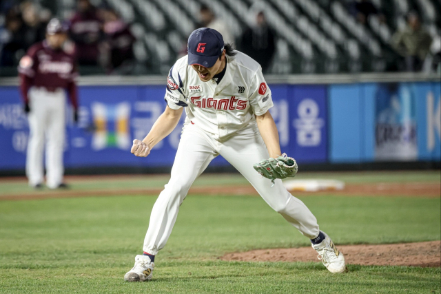 롯데 자이언츠 불펜의 ‘마당쇠’ 정철원이 15일 부산 사직구장에서 열린 2025 KBO리그 키움 히어로즈와의 7회초 경기에 나서 실점 없이 마무리한 뒤 포효하고 있다. 롯데 자이언츠 제공