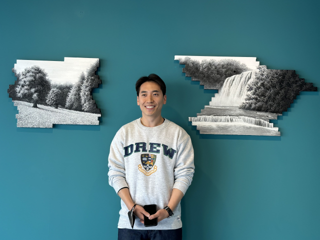 문준호 작가와 작품 '랜드스케이프'(2025). 김은영 기자