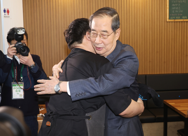 한덕수 대통령 권한대행 국무총리가 16일 결식 아동들에게 무료 점심을 제공해온 울산 뚠뚠이 돈가스에서 사장과 인사를 나누고 격려하고 있다. 연합뉴스
