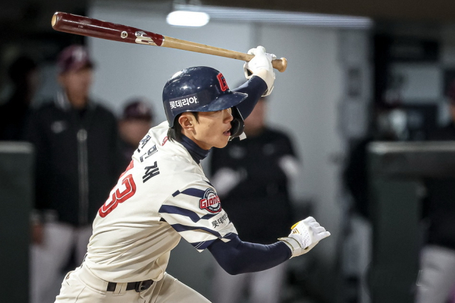 롯데 자이언츠 전민재가 지난 15일 키움 히어로즈전에서 안타를 치고 있다. 롯데 자이언츠 제공