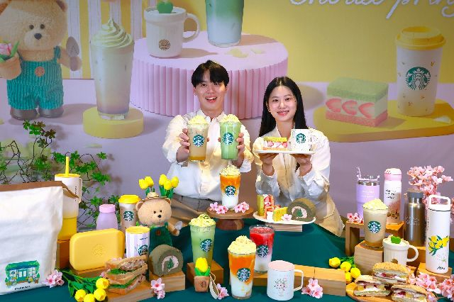 스타벅스는 소비자의 기호에 따라 시럽·우유·자바칩 등을 추가하거나 뺄 수 있는 다양한 커스텀 주문 서비스를 제공한다. 스타벅스에서 판매가 시작된 '슈크림 라떼'와 관련 상품. 스타벅스 코리아 제공