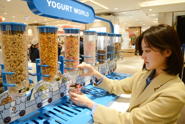 롯데백화점 부산본점은 오는 28일까지 지하 1층 시그니처 팝업존에서 요거트월드 팝업스토어를 진행한다. 해당 팝업스토어의 토핑바에서 본인 취향에 맞는 커스터마이징 디저트를 직접 만들 수 있다. 롯데백화점 부산본점 제공