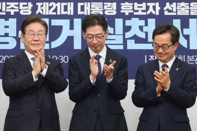 더불어민주당 대선후보 경선 주자인 이재명 전 대표(왼쪽부터), 김경수 전 경남지사, 김동연 경기지사가 16일 서울 여의도 국회에서 열린 공명선거 실천 서약식을 마친 뒤 박수치고 있다. 연합뉴스