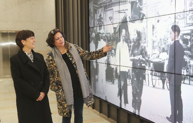 2019년 부산박물관에서 열린 서영해 자료 전시에 손녀인 스테파니 웡(왼쪽) 씨와 수지 웡 씨가 직접 현장을 찾았다. 부산일보DB