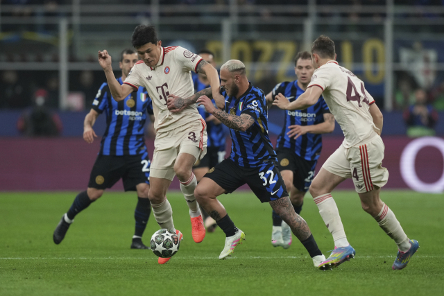 바이에른 뮌헨의 김민재(왼쪽)가 17일 이탈리아 밀라노의 주세페 메아차에서 열린 인터 밀란과의 UCL 8강 2차전 원정 경기에서 상대 공격을 막아내고 있다. AP연합뉴스