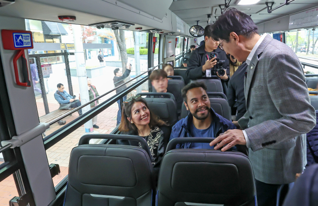 박형준 부산시장이 17일 부산 센텀시티역 버스정류장에서 새 디자인 버스인 ‘빅 버스’에 탑승해 대중교통 혁신추진 성과 현장 점검을 하고 있다. 김종진 기자 kjj1761@