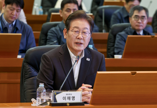 더불어민주당 대선후보 경선 주자인 이재명 전 대표가 17일 대전광역시 유성구 국방과학연구소(ADD)에서 열린 현장간담회에서 발언을 하고 있다. 연합뉴스