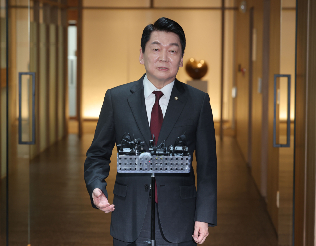 오세훈 서울시장과 오찬 회동을 마친 국민의힘 안철수 의원이 16일 서울시청 시장실에서 나와 취재진 질문에 답하고 있다. 연합뉴스