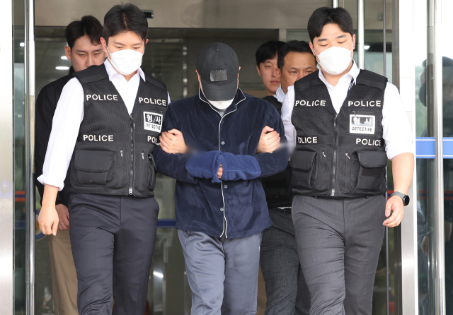 부모와 처자식 등 일가족 5명을 살해해 살인 및 존속살인 혐의로 구속영장이 청구된 50대 가장 A 씨가 17일 구속 전 피의자 심문(영장실질심사)에 출석하기 위해 경기도 용인동부경찰서 유치장에서 나오고 있다. 연합뉴스