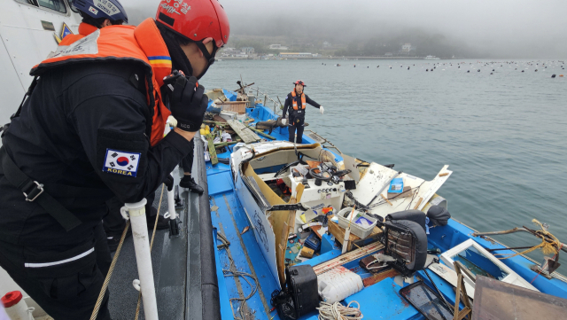 19일 오후 1시 48분 통영시 한산면 추봉도 북방 1해리 해상에서 113t급 유람선과 3t급 낚시어선이 충돌해 4명이 다쳤다. 충돌 충격에 반파된 낚시어선. 통영해양경찰서 제공