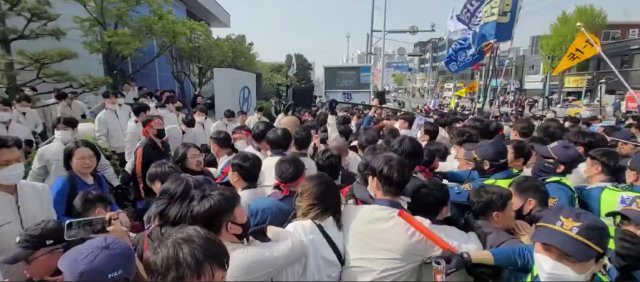 지난 18일 오후 현대자동차 울산공장 앞에서 하청업체 집단해고 항의 집회가 열린 가운데 집회 참가자들과 현대차 경비대, 경찰이 뒤엉켜 큰 혼란을 빚었다. 민주노총 울산본부 제공