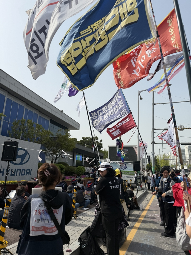 지난 18일 오후 현대자동차 울산공장 앞에서 하청업체 집단해고 항의 집회가 열렸다. 민주노총 울산본부 제공