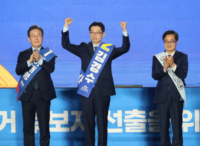 더불어민주당 대선 경선 후보들이 19일 오후 충북 청주체육관에서 열린 '제21대 대통령선거 후보자 선출을 위한 충청권 합동연설회'에 참석해 있다. 왼쪽부터 이재명, 김경수, 김동연 후보. 연합뉴스