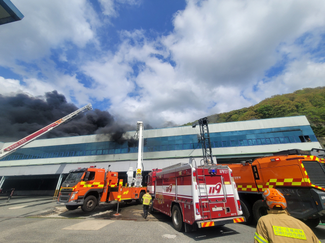 19일 오후 2시께 경남 김해시 생림면의 한 가구 제조공장에서 불이 나 1시간 30분 만에 꺼졌다. 경남소방본부 제공