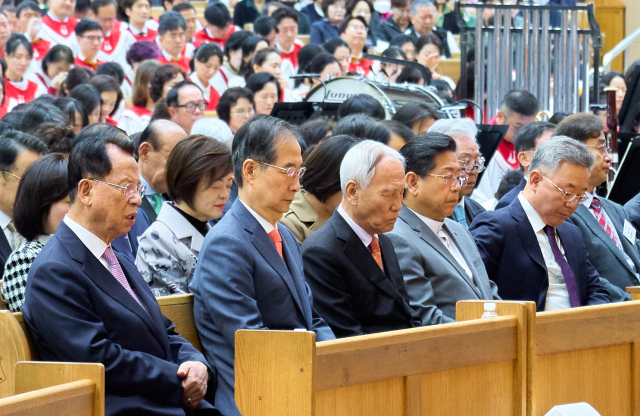 한덕수 대통령 권한대행 국무총리가 20일 서울 강동구 명성교회에서 열린 부활절 연합예배에 참석해 기도하고 있다. 앞줄 왼쪽부터 명성교회 김삼환 원로목사, 한 권한대행, 숭실사이버대 조성기 이사장, 대전신학대학교 안주훈 총장. 연합뉴스
