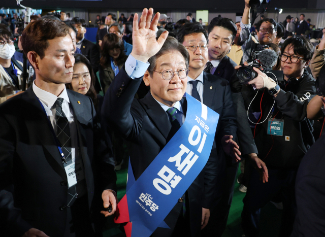 더불어민주당 이재명 대선 경선 후보가 19일 오후 충북 청주체육관에서 열린 '제21대 대통령선거 후보자 선출을 위한 충청권 합동연설회'에서 경선 결과 발표를 들은 뒤 인사하고 있다. 연합뉴스